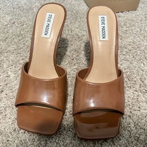 Steve Madden brown heels size 10. If you wear a 9 the will fit.